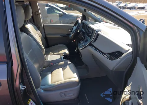 2015 Toyota Sienna Xle Premium 8 Passenger z USA, uszkodzony, nr VIN 5TDYK3DC8FS557800